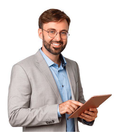 hombre con un tablet con las certificaciones Soffid