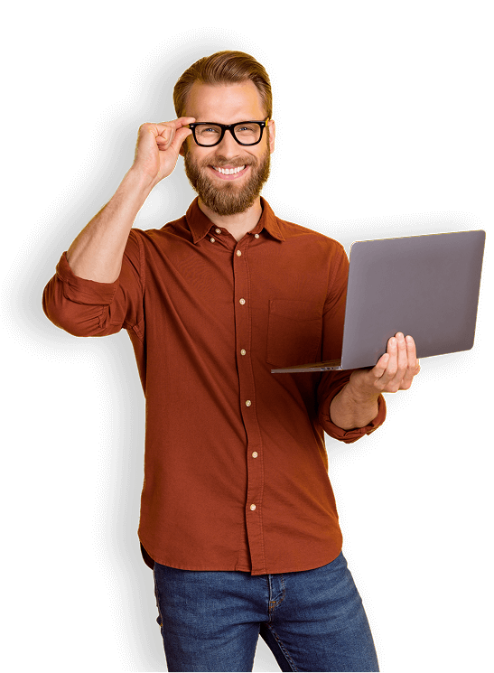 hombre con una computadora para gestion de identidad y accesos Soffid