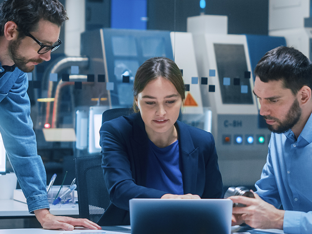 tres personas haciendo el Servicios de Consultoría e Implantación