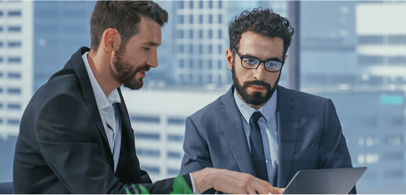 dos personas hablando de las soluciones soffid