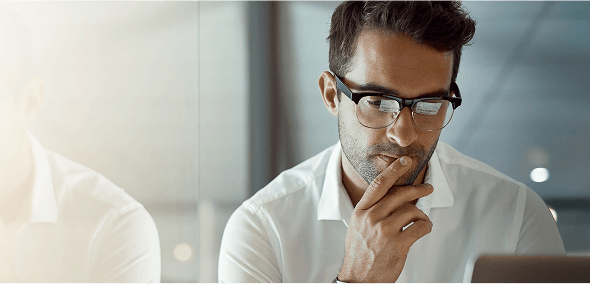 un hombre evaluando las soluciones soffid