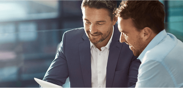 dos personas hablando de las soluciones específicas para el sector