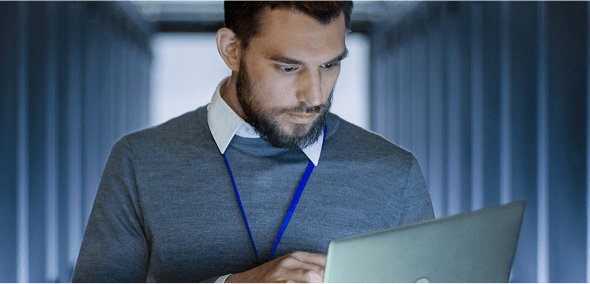 un hombre evaluando las soluciones que superan los desafíos
