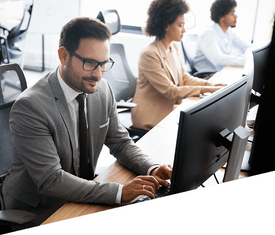 hombre en frente al computador buscando Soluciones de Seguridad para Sectores Clave