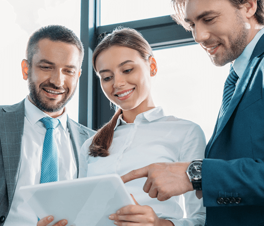 tres personas analizando las soluciones de Soffid