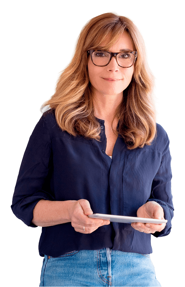 mujer de gafas con una tablet trabajando en las Soluciones Soffid para Telco & Media