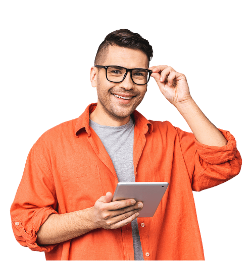 hombre con gafas cojn un tablet mirando la Administración de Gobernanza de Identidad