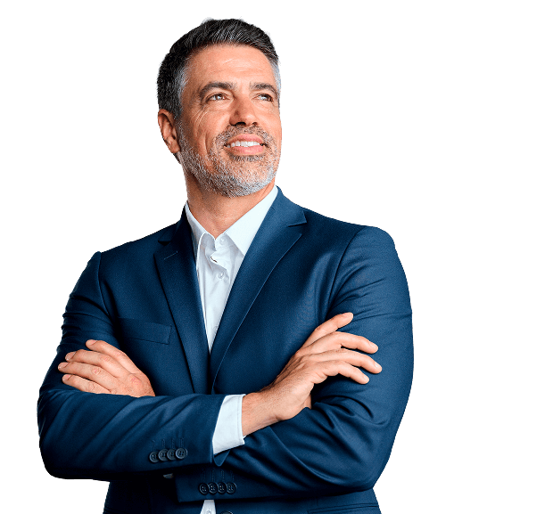un hombre de brazos cruzados