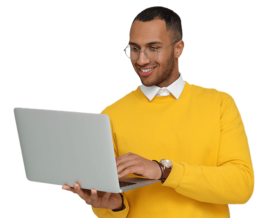 hombre en amarillo con una computadora haciendo analisis de identidad
