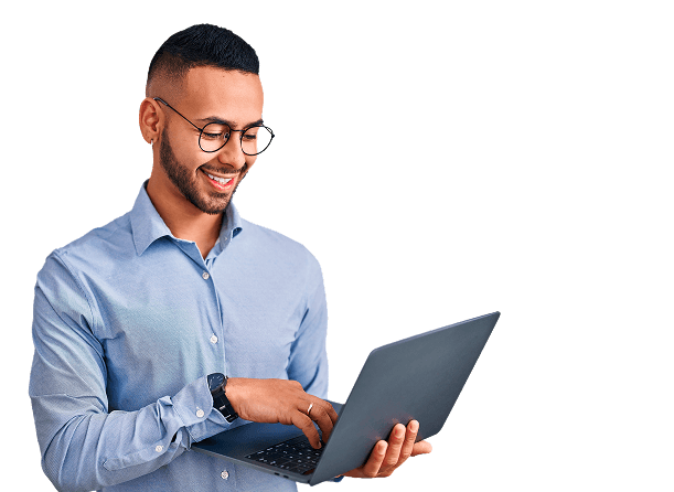 hombre con una computadora en manos buscando soluciones Soffid