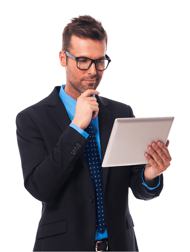 hombre con una tablet mirando las soluciones para gobierno